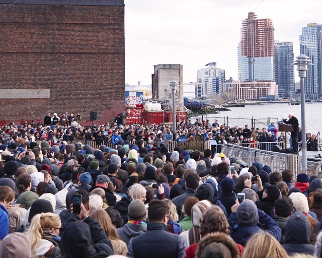 The Traveling Bernie Sanders Power Hour Came to the Greenpoint Waterfront on Friday [PHOTOS]
